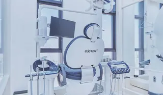Dental chair and monitor in the open treatment area