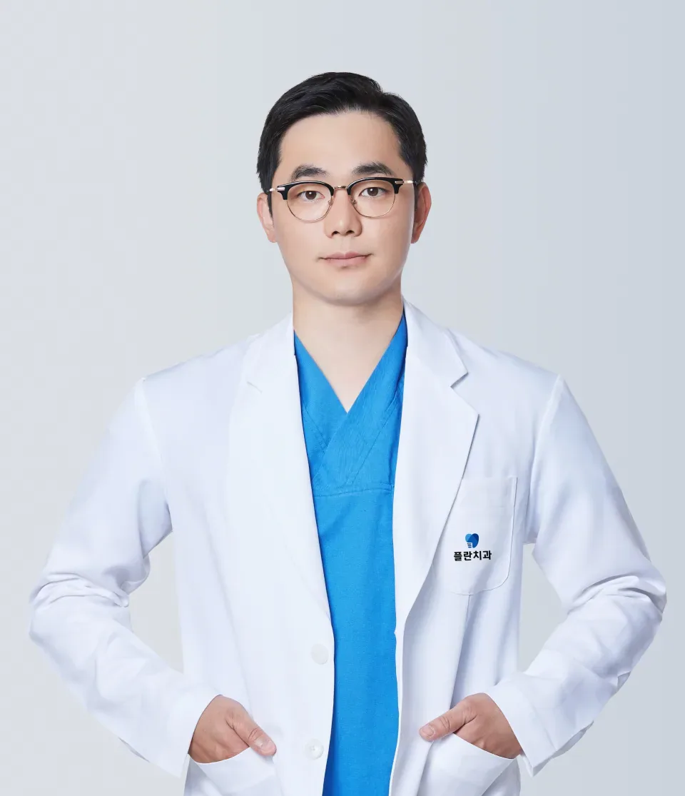 Chief Director Choi Young-in in a white coat