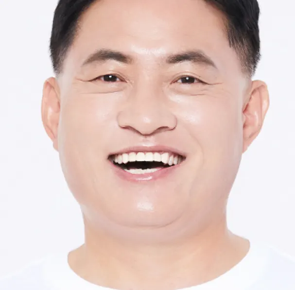 Lee** (40s), after treatment